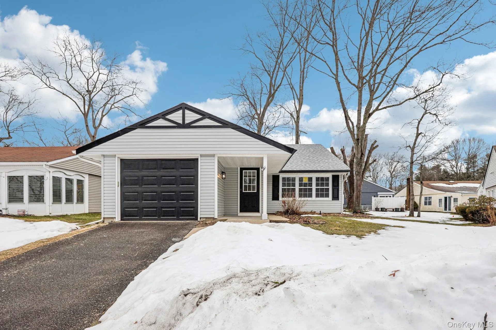Knoll Ridge 151 Laurance Lane, Leisure Knoll, Ridge, NY - $489,000. Condo presented ...